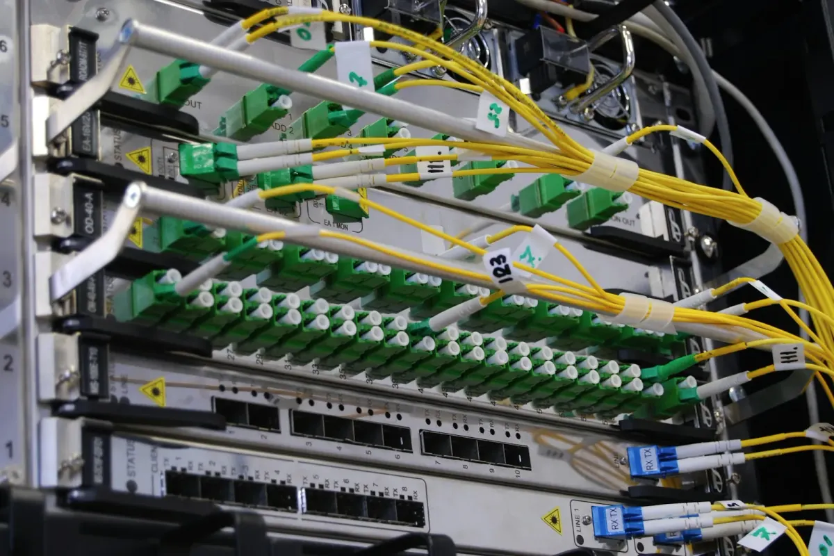 Headend, Fiber & Otel TV Sistemleri – Kabinde fiber optik kablolar ve dağıtım ekipmanı