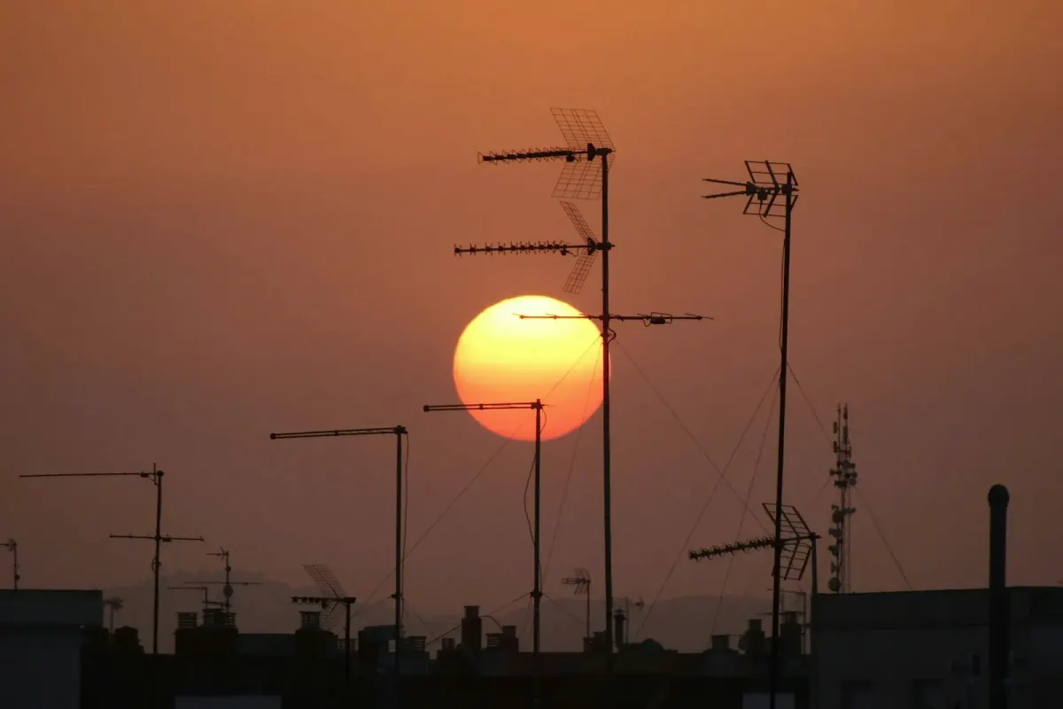 Kağıthane uydu servisi – Gün batımında çatı antenleri